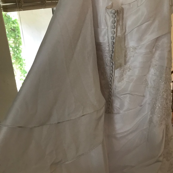 Brand new never been worn David’s Bridal dress - Picture 4 of 8